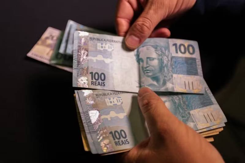 Lula assina reajuste do salário mínimo para R$ 1.518