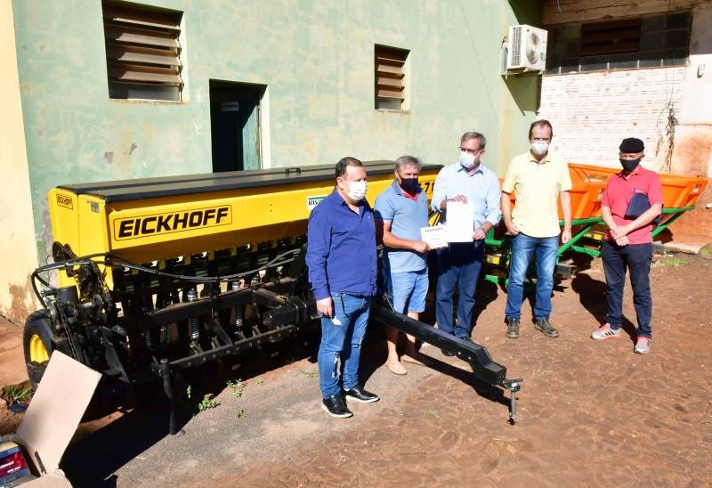 Governo Municipal entrega equipamentos para associações de produtores