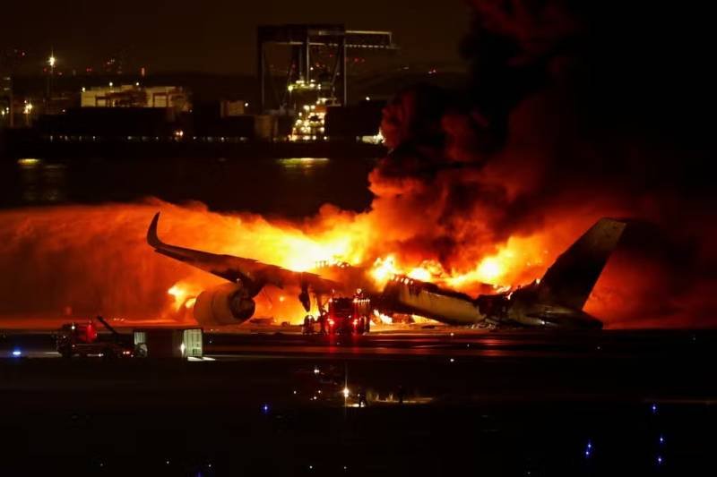 Avião com 379 a bordo bate em outra aeronave e pega fogo no aeroporto de Tóquio; cinco morrem